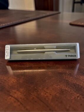 Parker Chrome Rollerball Pen. Vector Standard Rollerball GEOX